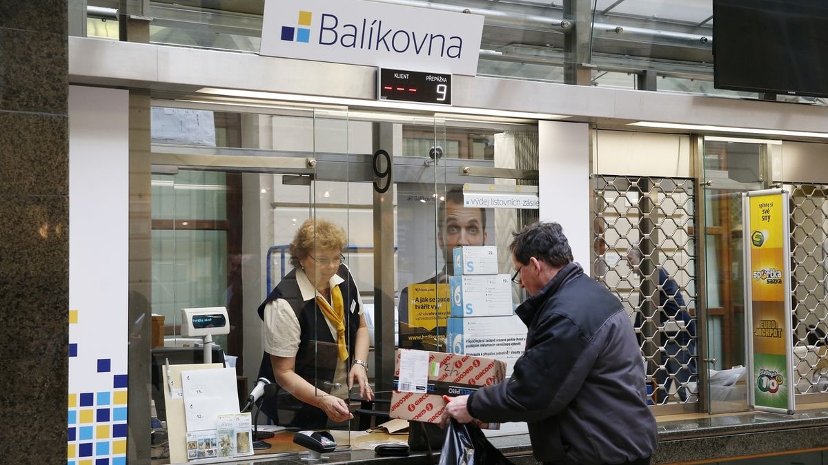 Česká pošta zruší stovky míst, chce ušetřit
